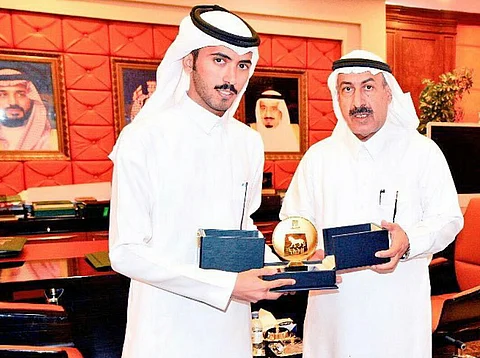 أمين نجران يكرِّم الفنان "آل زمانان" صاحب أكبر جدارية بالمنطقة