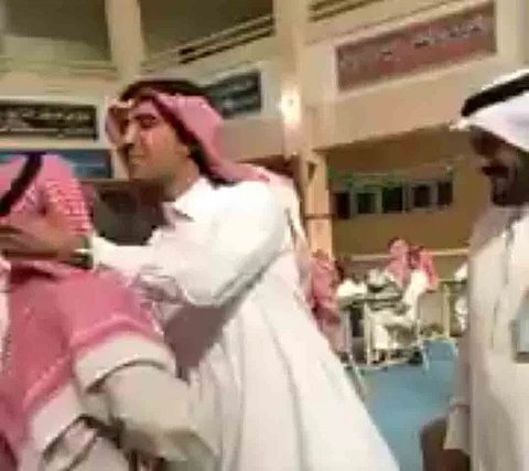 مدير تعليم الكبار يقبِّل رأس مسنٍّ أصرَّ على حضور الاختبار متكئًا على عصا