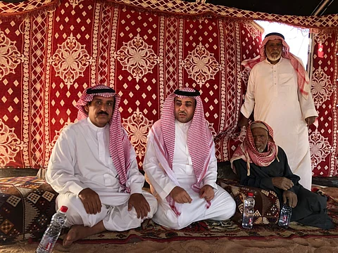 العيّاد يتفقد حالة مواطن بعد تضرر منزله من رياح حائل أمس الأول