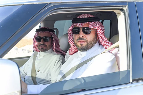 شاهد.. أمير الحدود الشمالية يتفقد ميدانيًا أحياء وشوارع مدينة عرعر