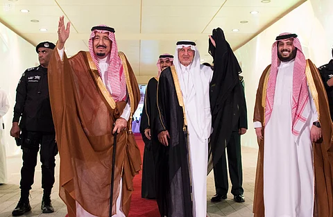 شاهد.. الملك سلمان يشارك بالعرضة السعودية في ملعب "الجوهرة"