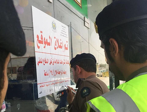 "المدني" يُغلق عددًا من المحال التجارية في "وادي الدواسر"
