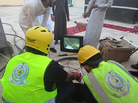 "مدني القريات" ينقذ قطًا سقط في بئر ارتوازية بمركز العقيلة
