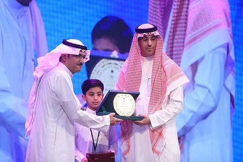 لمسة وفاء.. "العواد" يكرِّم الإعلامية الراحلة "أم كلثوم الحكمي" في حفل المتقاعدين