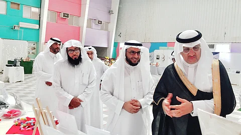 البواردي يفتتح بازار الأحياء المتعلمة بشقراء.. ويكرّم مشرفته