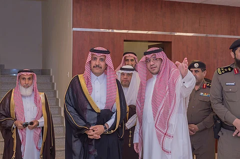 محافظ المجمعة يتفقد سير العمل في إدارة الأحوال المدنية