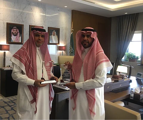 "العيسى" يكرم مشرف مشروع "جائزة برلين" ..هنا قصة المليون مكالمة
