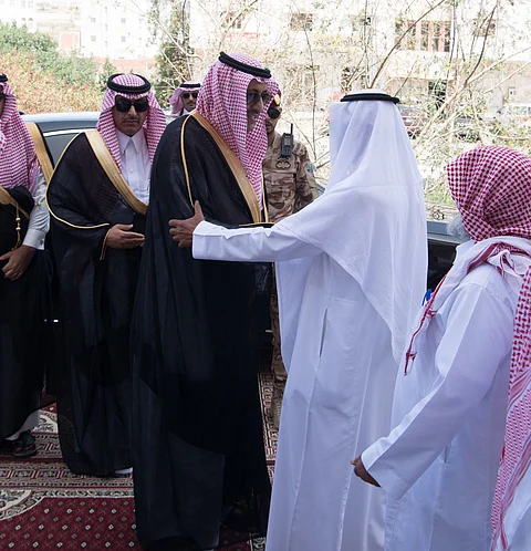 أمير الباحة يقدم تعازيه للنقيب الغامدي في والده