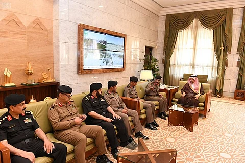 أمير الرياض يستقبل مدير الشرطة ويثمن جهودهم في كشف العديد من الجرائم والقبض على مرتكبيها