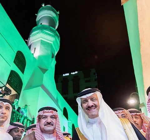 يُرمَّم على نفقة وقف الملك عبدالله لوالديه.. "سلطان بن سلمان" يدشِّن مشروع "المعمار" بـ"تاريخية جدة"