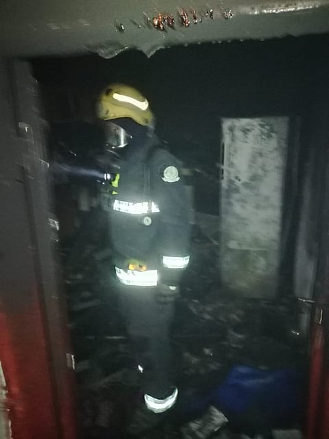 شاهد.. اختناق 4 أطفال جراء احتراق منزل بحي الرزيقية بالعلا