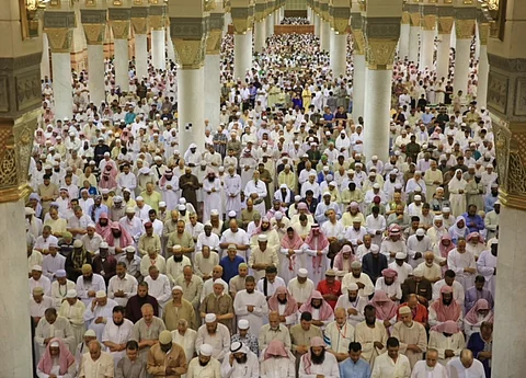 شاهد.. جموع المصلين يؤدون أول صلاة تراويح بالمسجد النبوي في رمضان