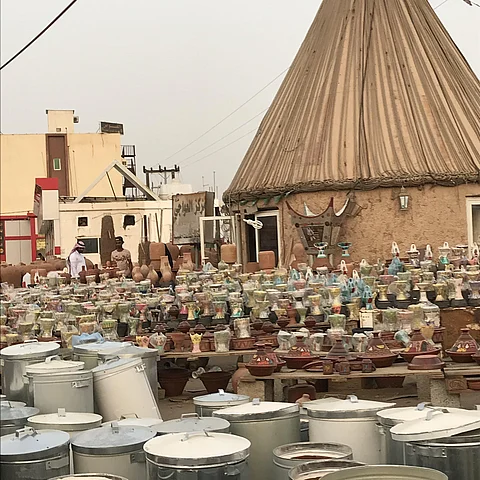 من البسطات.. رمضان يعيد ترتيب الأواني التراثية في المطابخ الجازانية