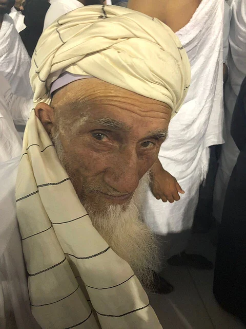معمر أفغاني لـ"سبق": أطوف حول الكعبة سبعة أشواط مرتين يومياً وأبحث عن رضا الله