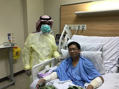 شاهد .. من العناية المركزة عامل فلبيني يروي لـ"سبق" قصة الهجوم بالسكين