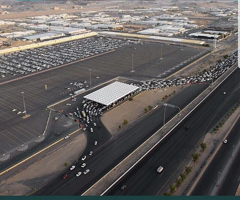 مكة .. مواقف حجز المركبات تنال استحسان المعتمرين لهذه الأسباب
