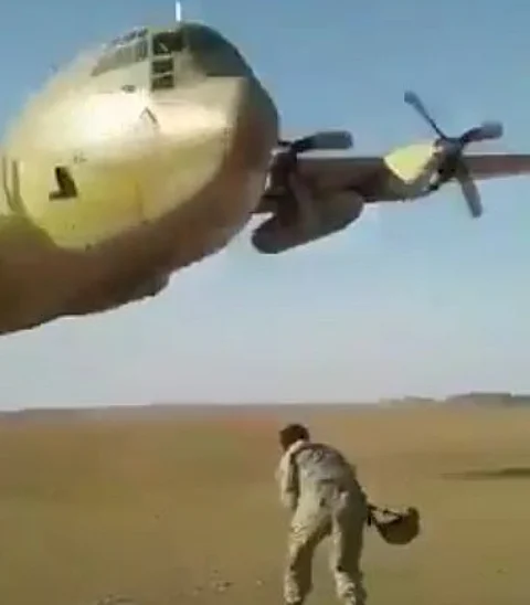 بالفيديو.. براعة طيار سعودي يقود طائرة c-130 في اليمن تثير إعجاب المغردين