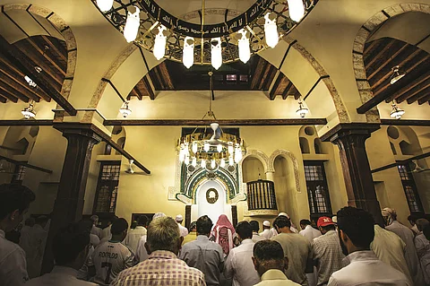 شاهد.. المصلون يحيون صلاة التراويح في عدد من المساجد التاريخية