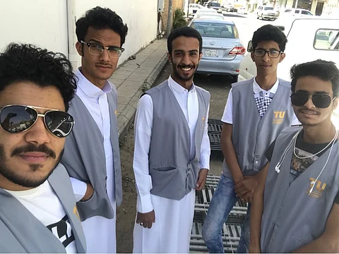 طلاب جامعة الطائف يوزعون سلالاً غذائية على الأسر الفقيرة