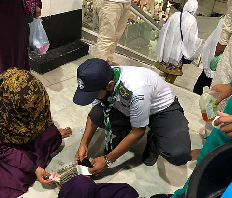 شاهد.. جوالة "طابة حائل" تشارك في خدمة المعتمرين والزوار بالحرم المكي