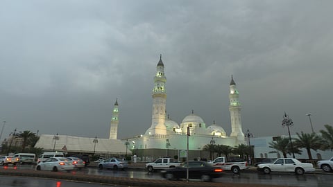 هطول أمطار خفيفة على المدينة.. والأرصاد تنبه: مستمرة حتى منتصف الليل