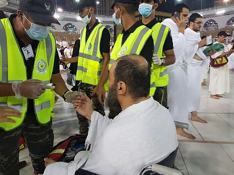 "مدني مكة" يدفع بـ100 متطوع لمساعدة المعتمرين داخل الحرم
