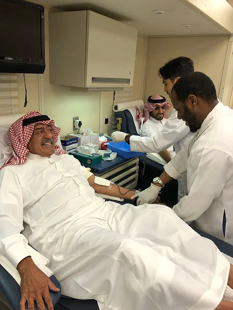شاهد.. الأمير مقرن يتقدم حملة التبرع بالدم للجنود البواسل