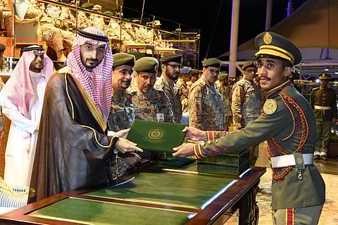 عبدالله بن بندر يحتفل بالدفعة "١٥" لكلية الملك عبدالله للدفاع الجوي