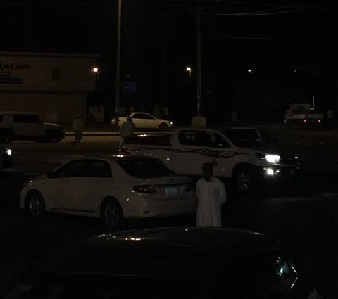 انقطاع الكهرباء يدفع أهالي "جعرانة مكة" لقضاء ليلتهم خارج منازلهم