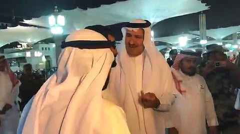 لمسة وفاء بالفيديو.. أمير المدينة في حديث ودي مع رجل الأمن "الصبحي"