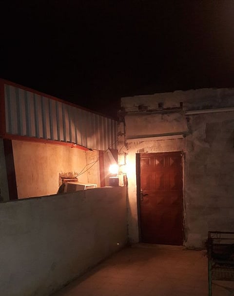 على ضوء "الأتاريك".. أهالي قرى شرق الليث يقضون ليلتهم