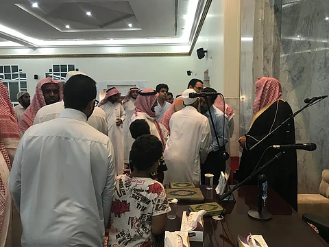 شاهد..إسلام وافد بالرياض في جامع السديري