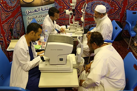 بالصور.. حملة "عيونك في صحتك" المجانية تواصل حضورها بمساجد جدة