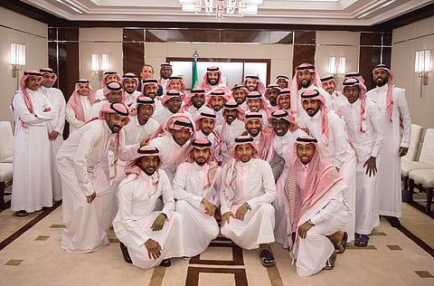 آل الشيخ ينشر صورة ولي العهد مع لاعبي الأخضر ويعلق: أغلى وسام