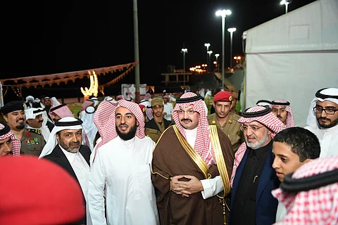 نائب أمير عسير يشارك مجموعة من الأيتام إفطارهم الرمضاني