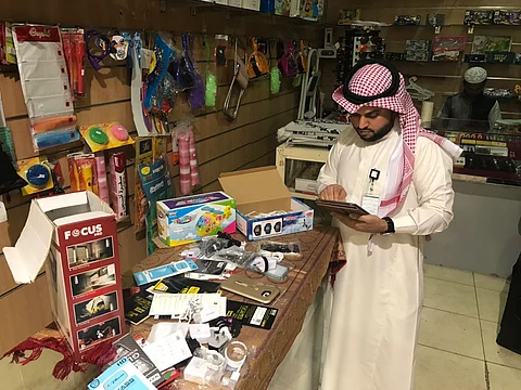 شاهد.. لجنة توطين الوظائف ببدر تضبط محلاً يبيع ملحقات الجوال بالخفاء