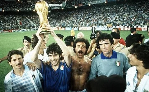 قصة "سجين" قاد منتخب بلاده للفوز بالمونديال!