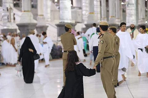 شاهد.. "سبق" ترصد جهود رجال الأمن لراحة ضيوف وزوَّار البيت العتيق