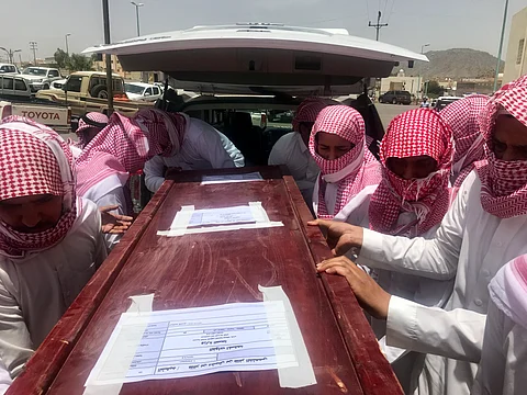 شاهد.. جموع غفيرة تُشَيّع الشهيد "الخثعمي" بجامع البشائر شمالي عسير