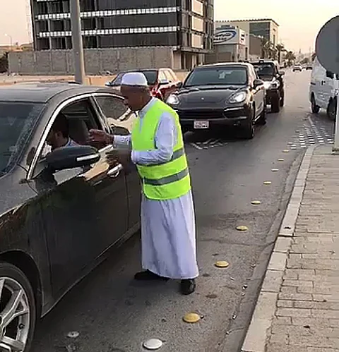 "أبوخالد" أقدم متطوع في "الصحة" يدشن حملة توزيع وجبات إفطار الصائمين