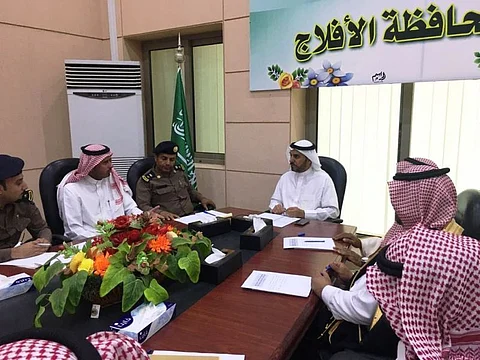 جلسة طارئة بالأفلاج لمناقشة تدابير مواجهة إعصار "ميكونو"