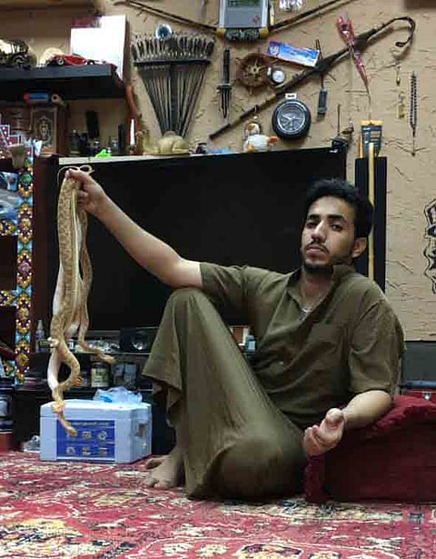 صائد الأفاعي لـ"سبق": هوايتي مرعبة وخطيرة.. وهذه حكاية "الصل" الأسود القاتل و"أم جنيب" الخجولة