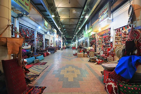 شاهد .. هدوء سوق "الزل" وسط الرياض قبل "عاصفة" الرواتب