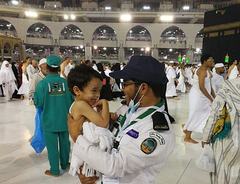 بالصور .. الكشافة أمان الأطفال التائهين في الحرم وسند المصلين