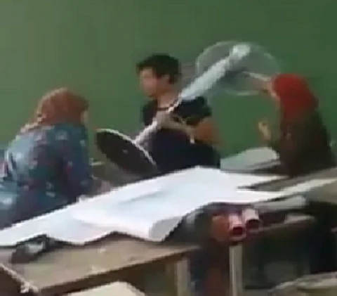 "لا للحر" .. شاهد طالب مصري يذهب للامتحان بـ "مروحة"