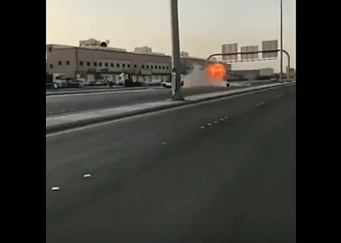 بالفيديو.. حادث تفحيط يتسبب بانفصال ماكينة سيارة وزحفها على الطريق