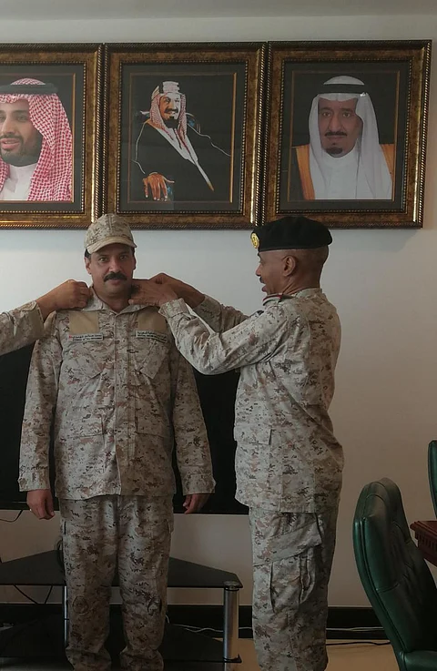 "الرشيد" يقلّد "الغامدي" رتبة "رئيس رقباء"