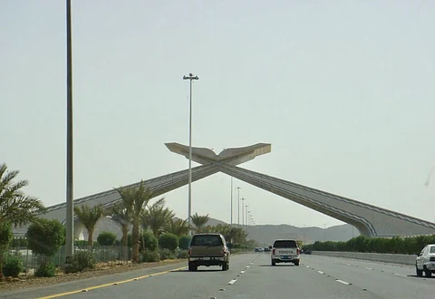 جهود أمنية مكثفة لكشف غموض العثور على جثة بجوار مجسَّم بوابة مكة