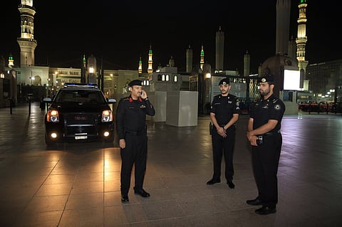 "دوريات الأمن".. مهام أمنية وخدمات إنسانية.. و"سبق" ترصد من أرض الميدان