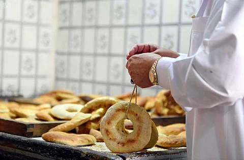 "الشُريك الحجري" يزيِّن موائد الإفطار بالمسجد النبوي .. طوابير تصطف لشرائه